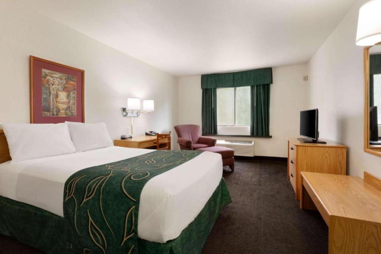 Queen Room - Non-Smoking