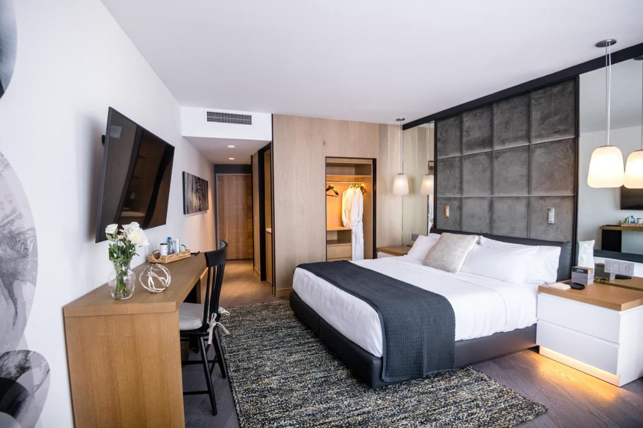 Skyline Club Level King Suite,1015760491:JPEG