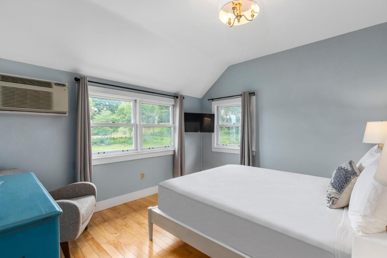 Deluxe Double Room with Side Lake View