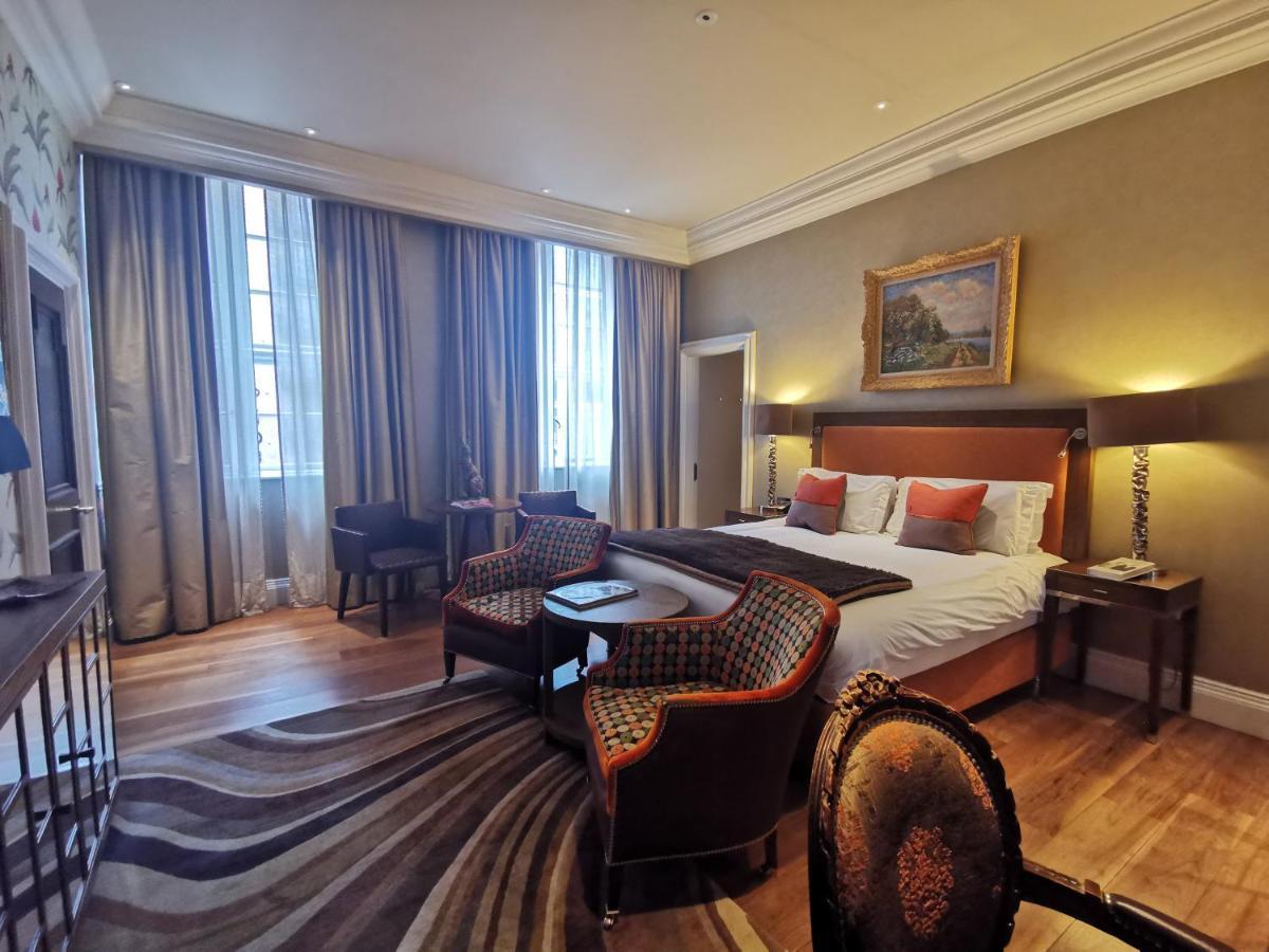 Roseate Classic Room