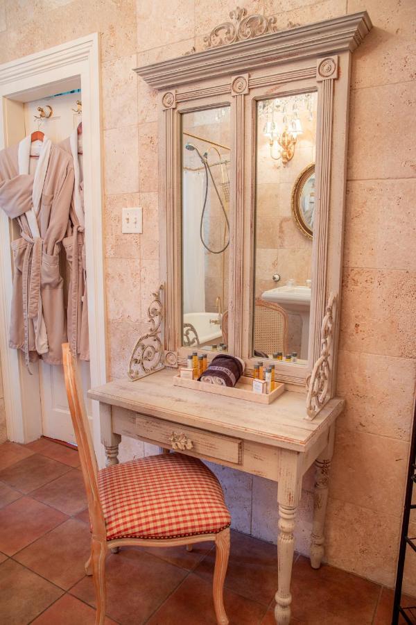 One-Bedroom King Suite