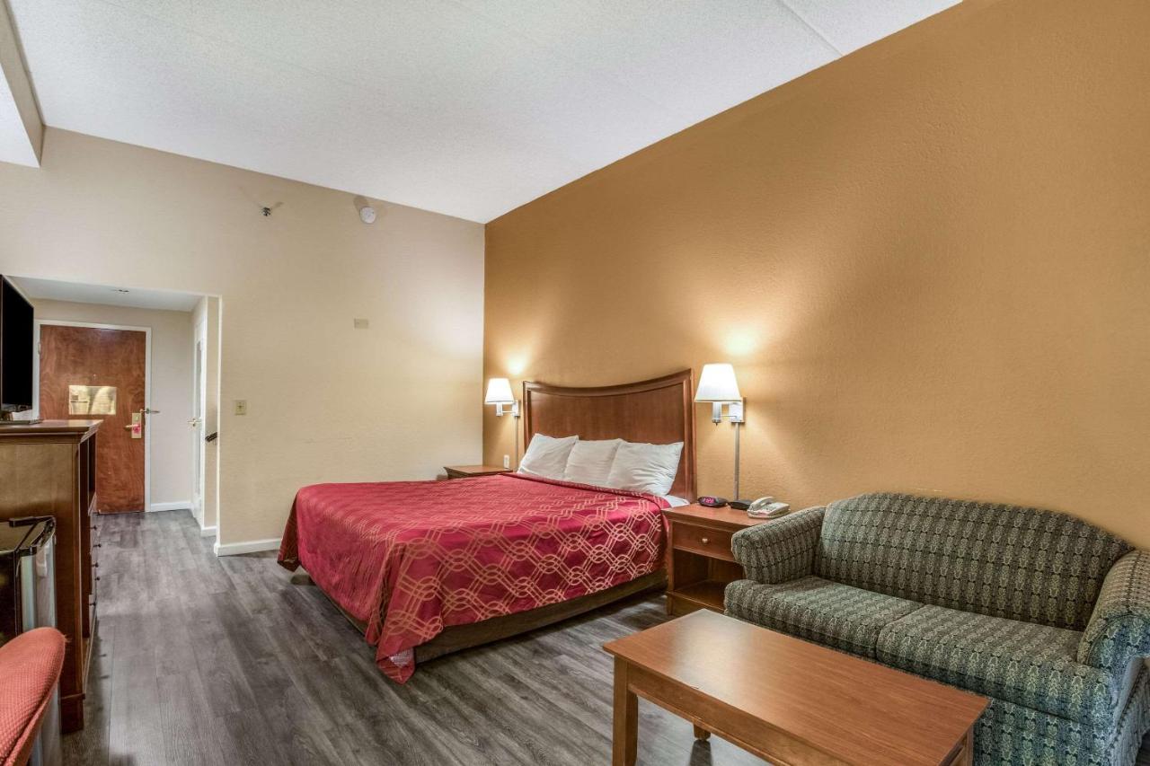 King Room with Roll-In Shower - Accessible/Non-Smoking
