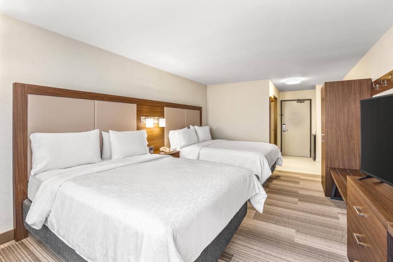 Queen Room with Two Queen Beds - Disability Access Hearing Accessible - Roll-In Shower,1281376795:JPEG