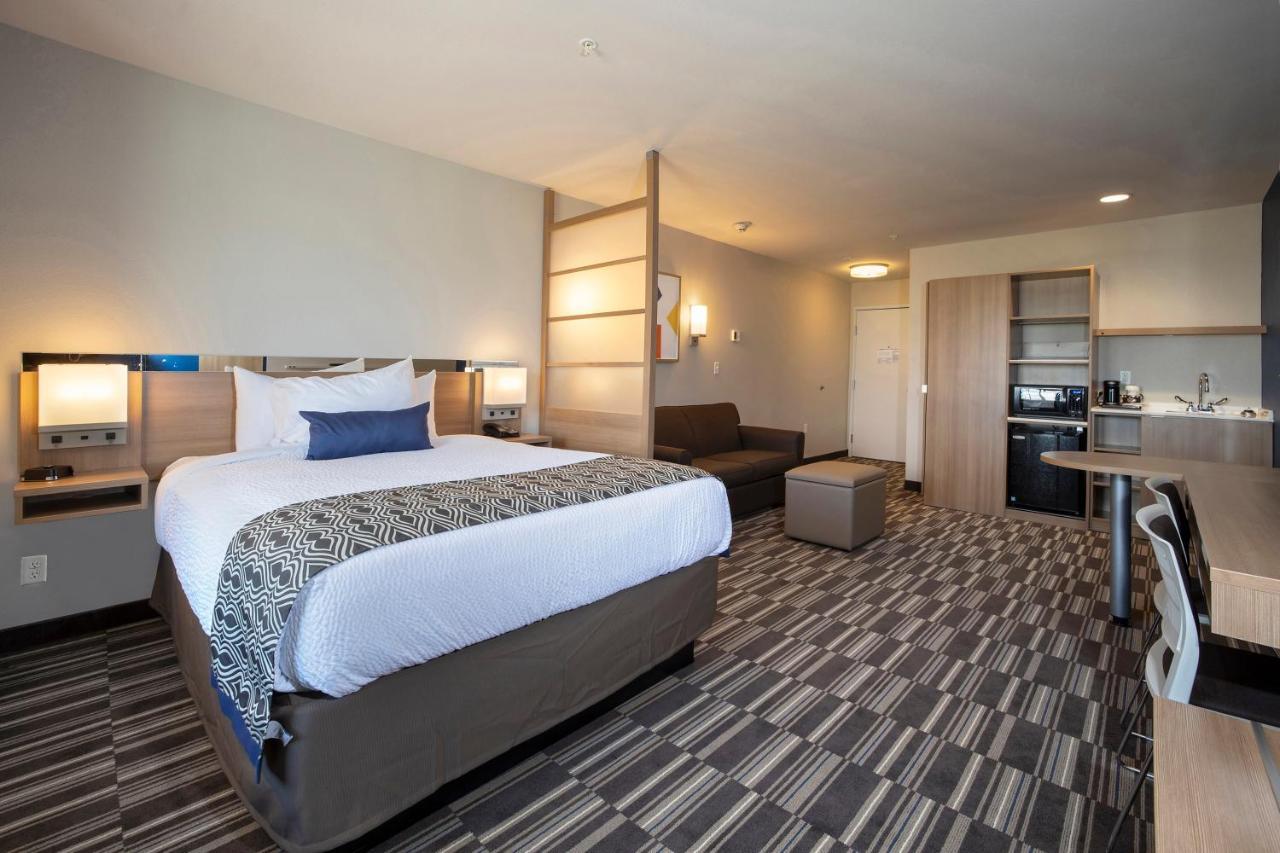 Queen Room with One Queen Bed - Mobility Accessible - Tub with Grab Bars - West View - Non-Smoking