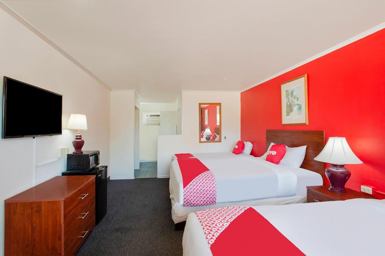 2 Queen beds and 1 single bed