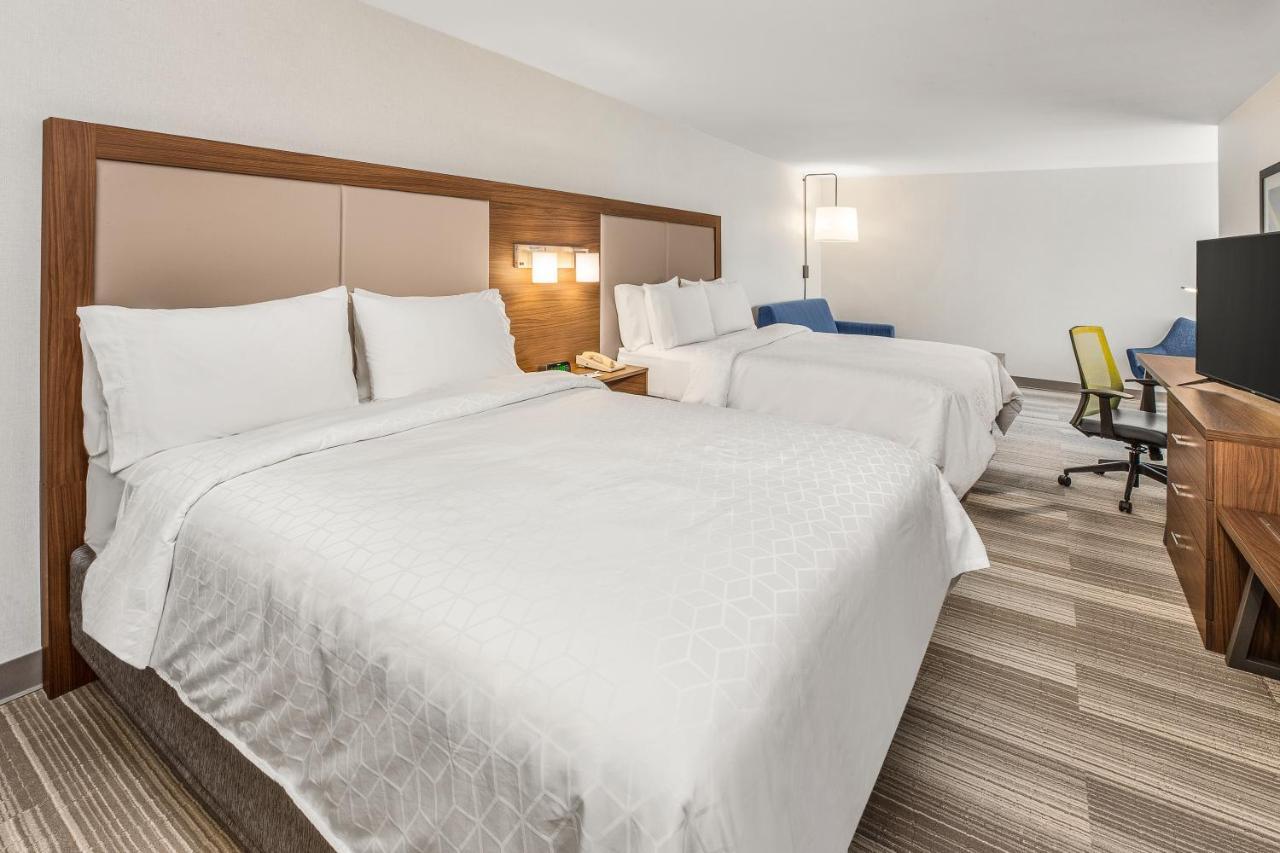 Queen Suite with Two Queen Beds