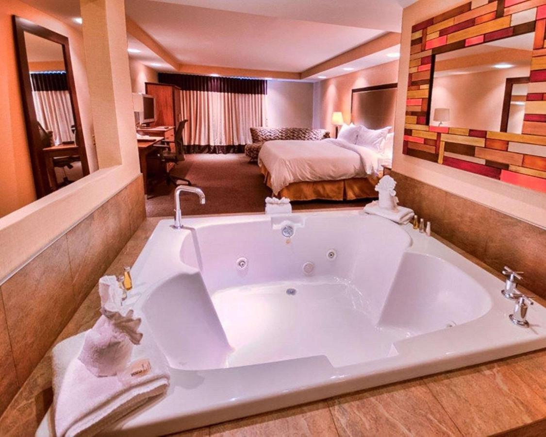 Suite with Hot Tub