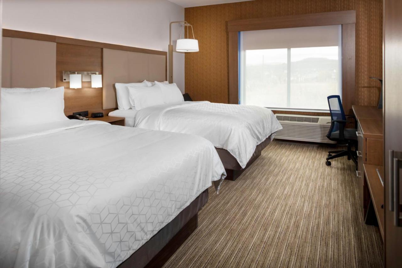 Queen Suite with Two Queen Beds and Additional Living Area