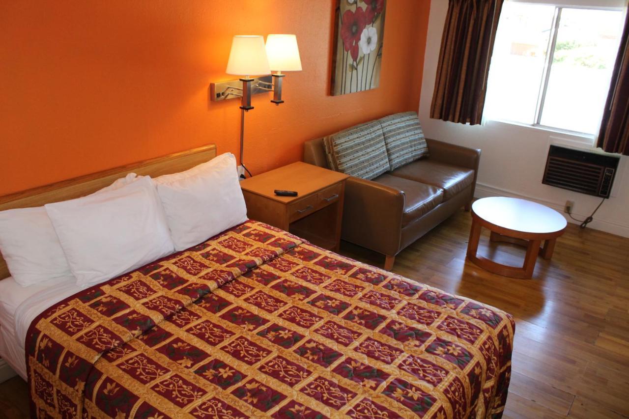 Deluxe Double Room (2 Adults + 1 Child)
