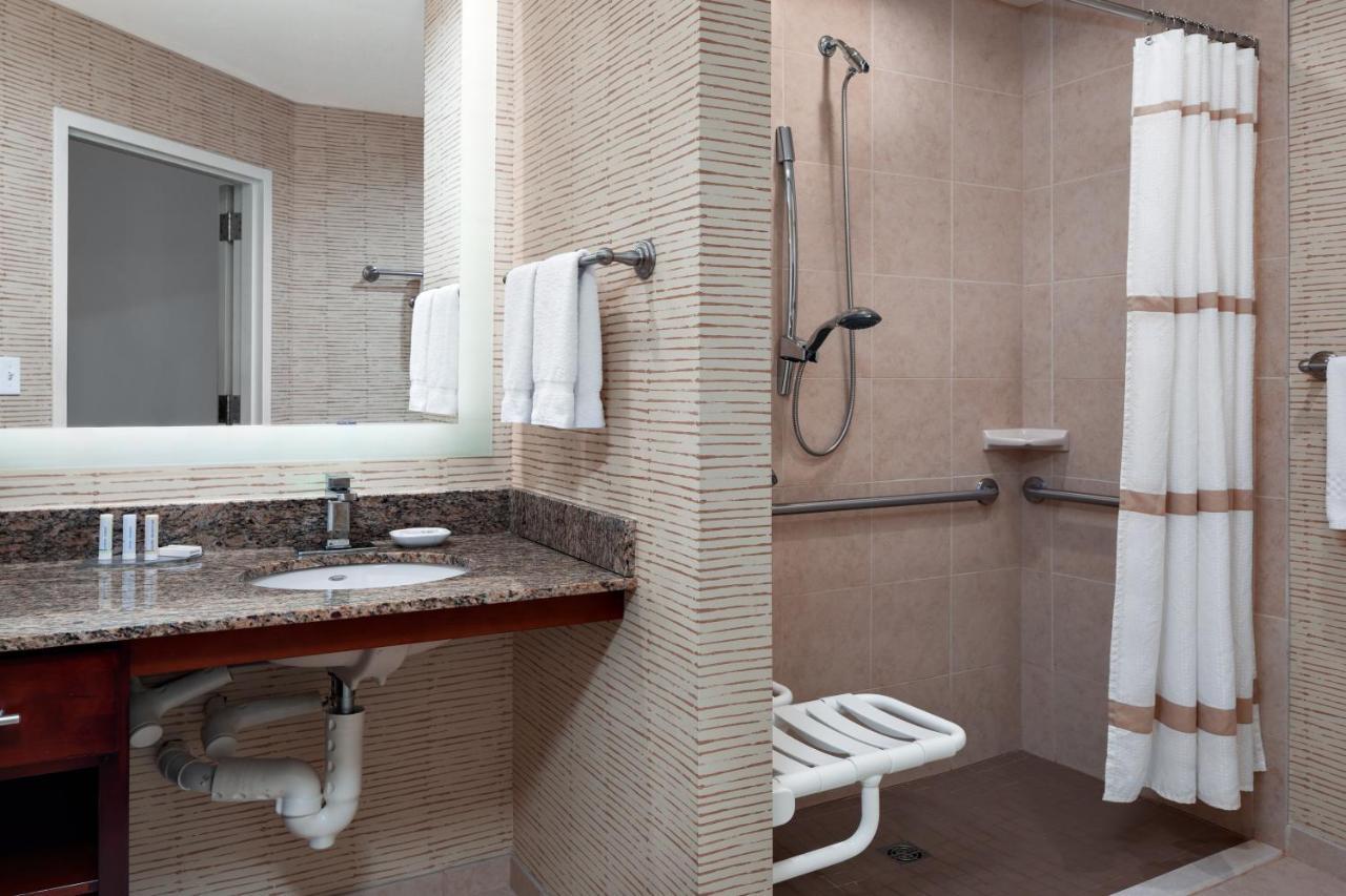 One-Bedroom Queen Suite with Sofa Bed,1029846583:JPEG