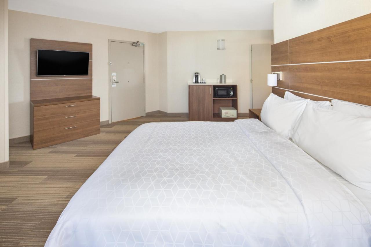 Deluxe Suite with Roll-in Shower - Hearing Accessible,1448417380:JPEG