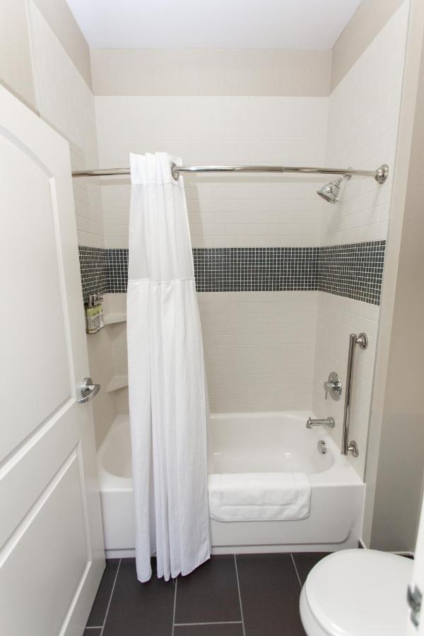 One-Bedroom King Room with Roll-In Shower - Hearing Accessible/Non-Smoking