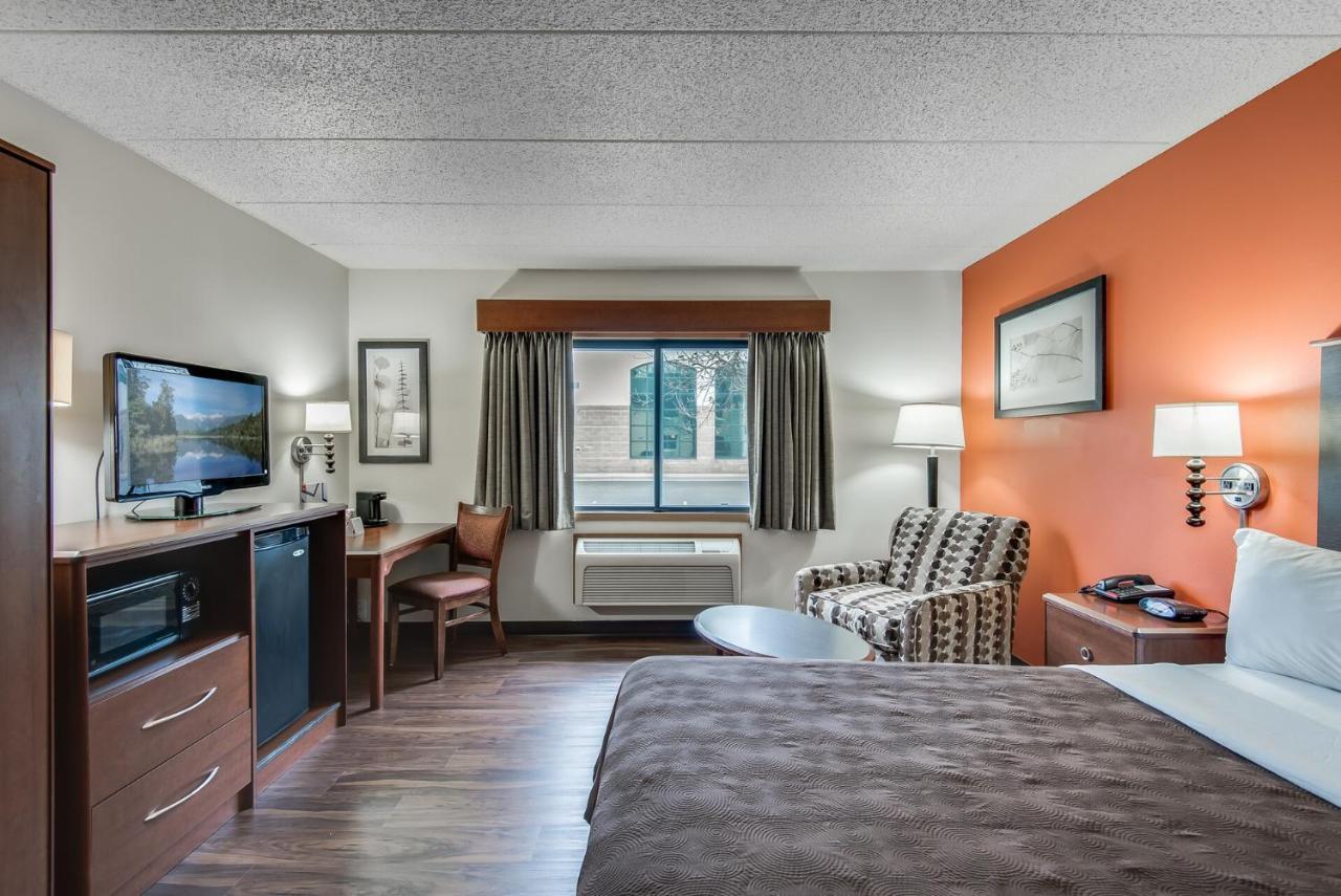 Queen Room with Roll-In Shower - Mobility Accessible/Non-Smoking