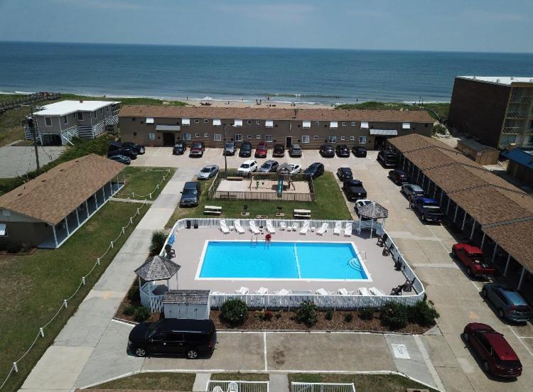 Poolside Pet-Friendly Efficiency with 2 Queen Beds