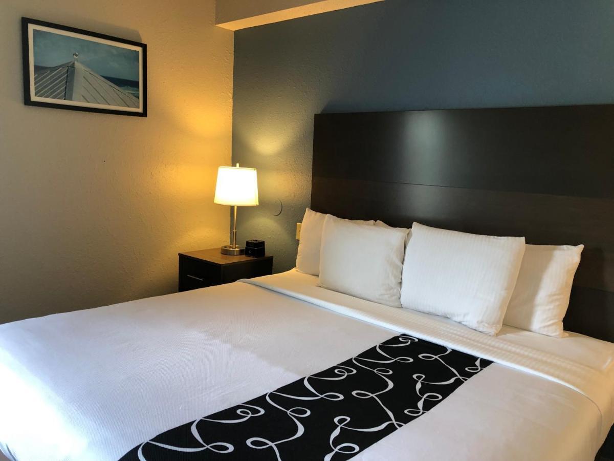 Deluxe King Room with Bath Tub - Mobility/Hearing Accessible - Non-Smoking,1078776325:JPEG