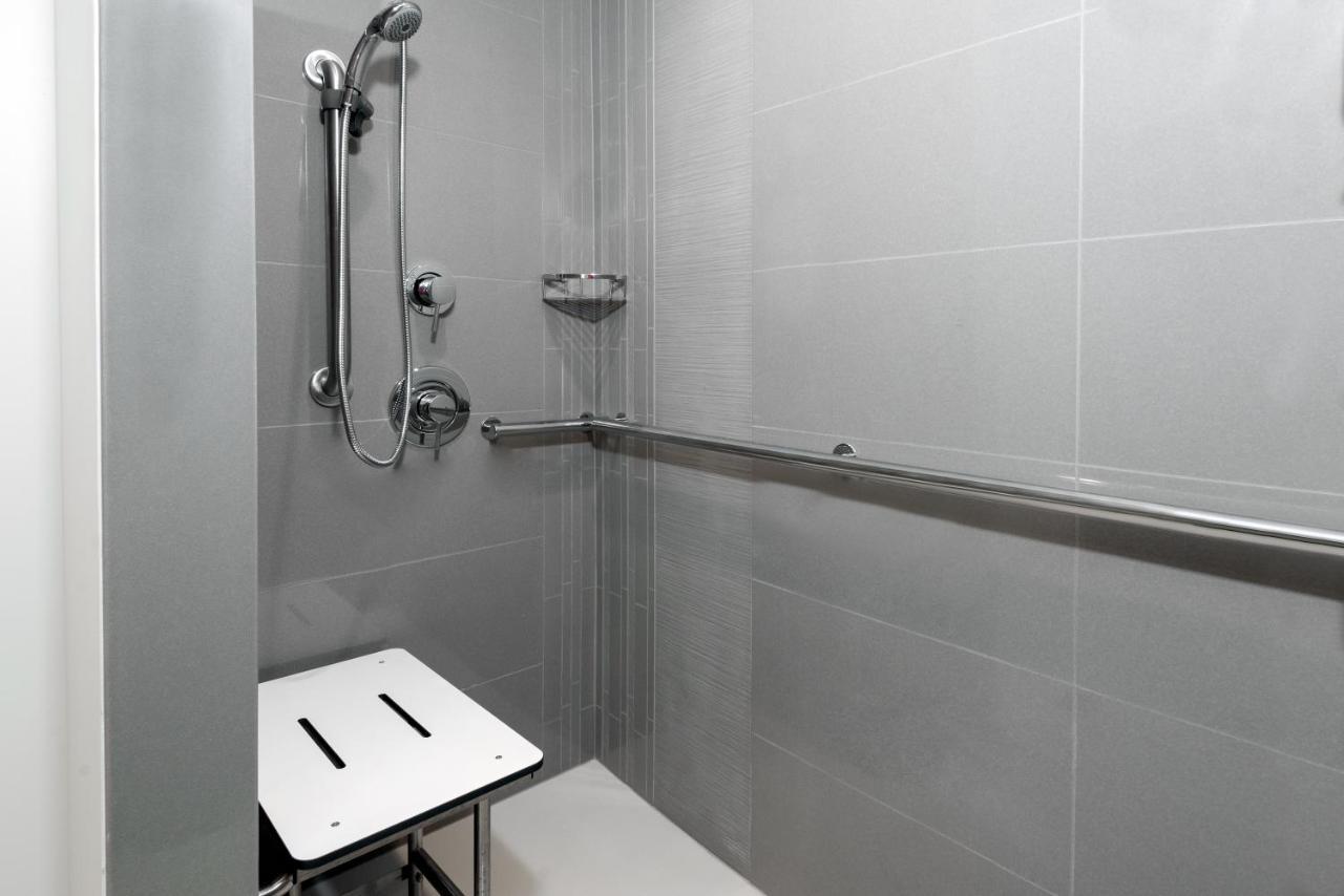 Den King Room with Roll-in Shower - Disability Access