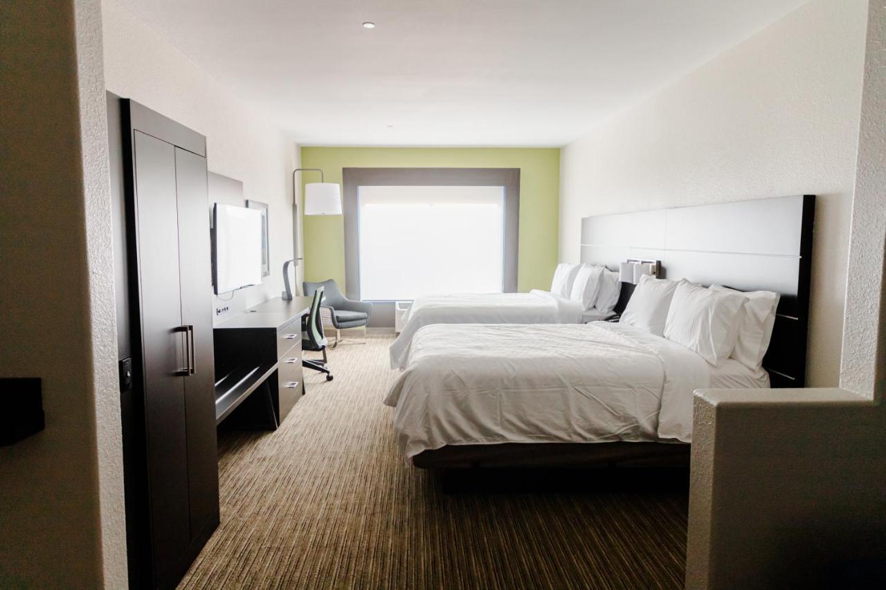 Queen Room with Two Queen Beds - Disability Access Tub/Non-Smoking