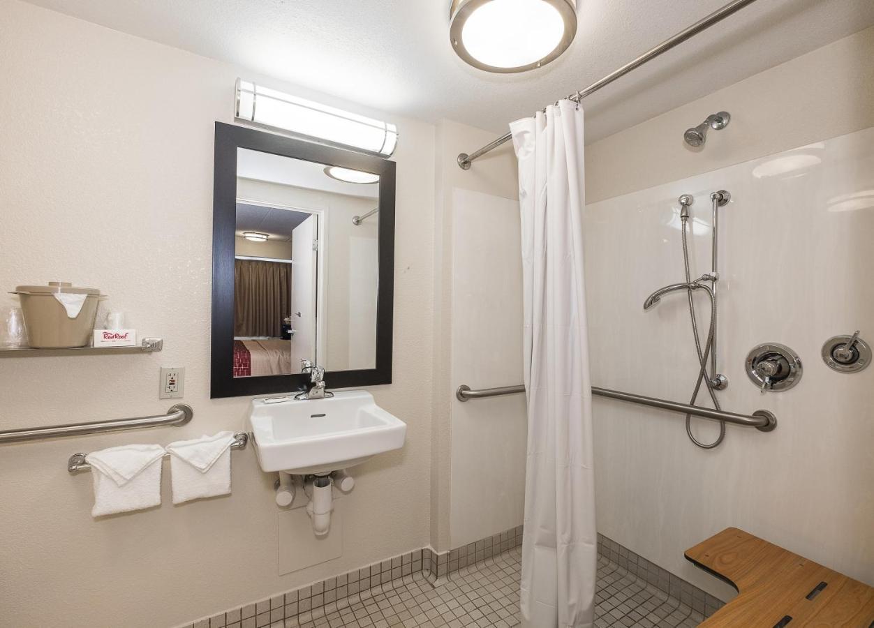 Standard King Room Disability Access Roll-ln Shower Smoke Free