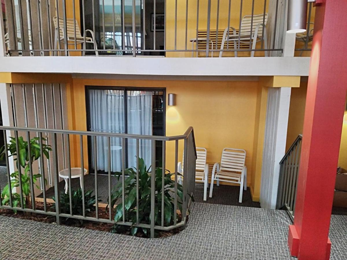 King Room with Pool View - Non-Smoking