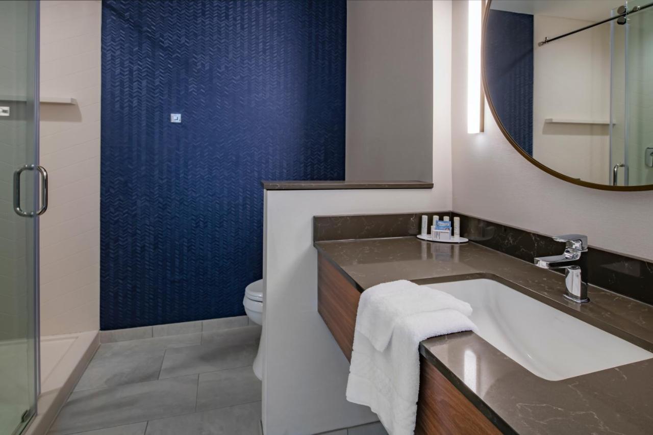 Queen Suite with Two Queen Beds, Lake View and Sofa Bed - Hearing Accessible