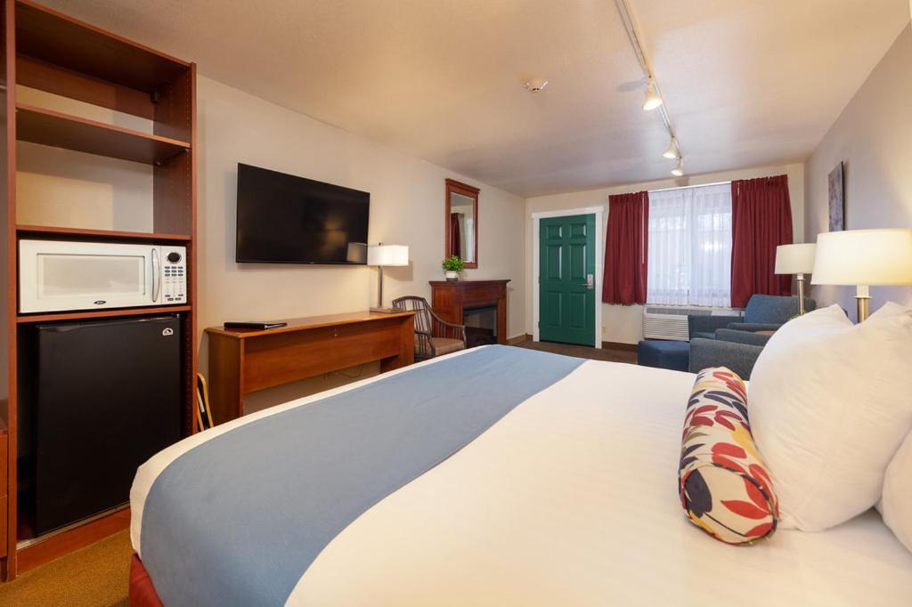 King Room with Fireplace at the Obertal Inn,1087680628:JPEG