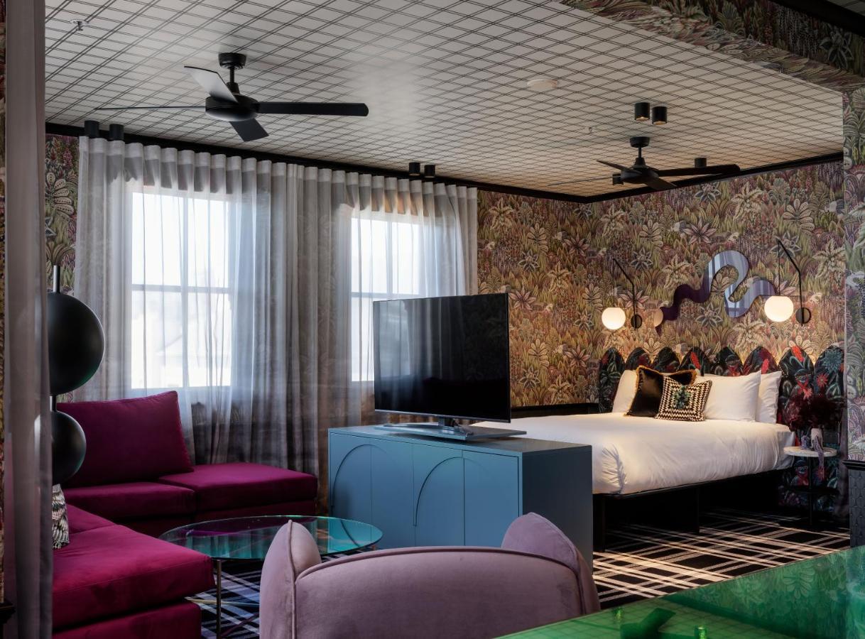 Executive Suite,1628654708:JPEG