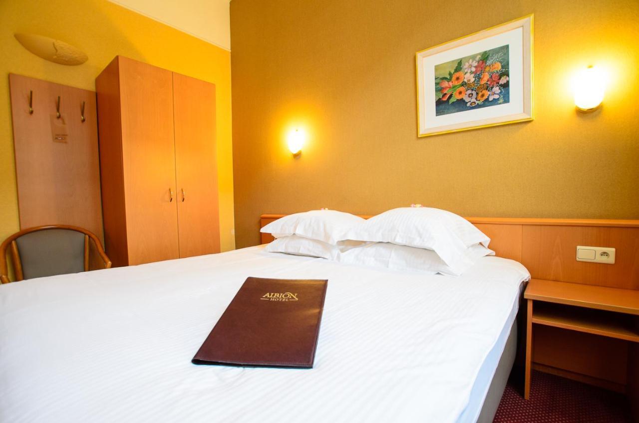 Double Room,1765207558:JPEG