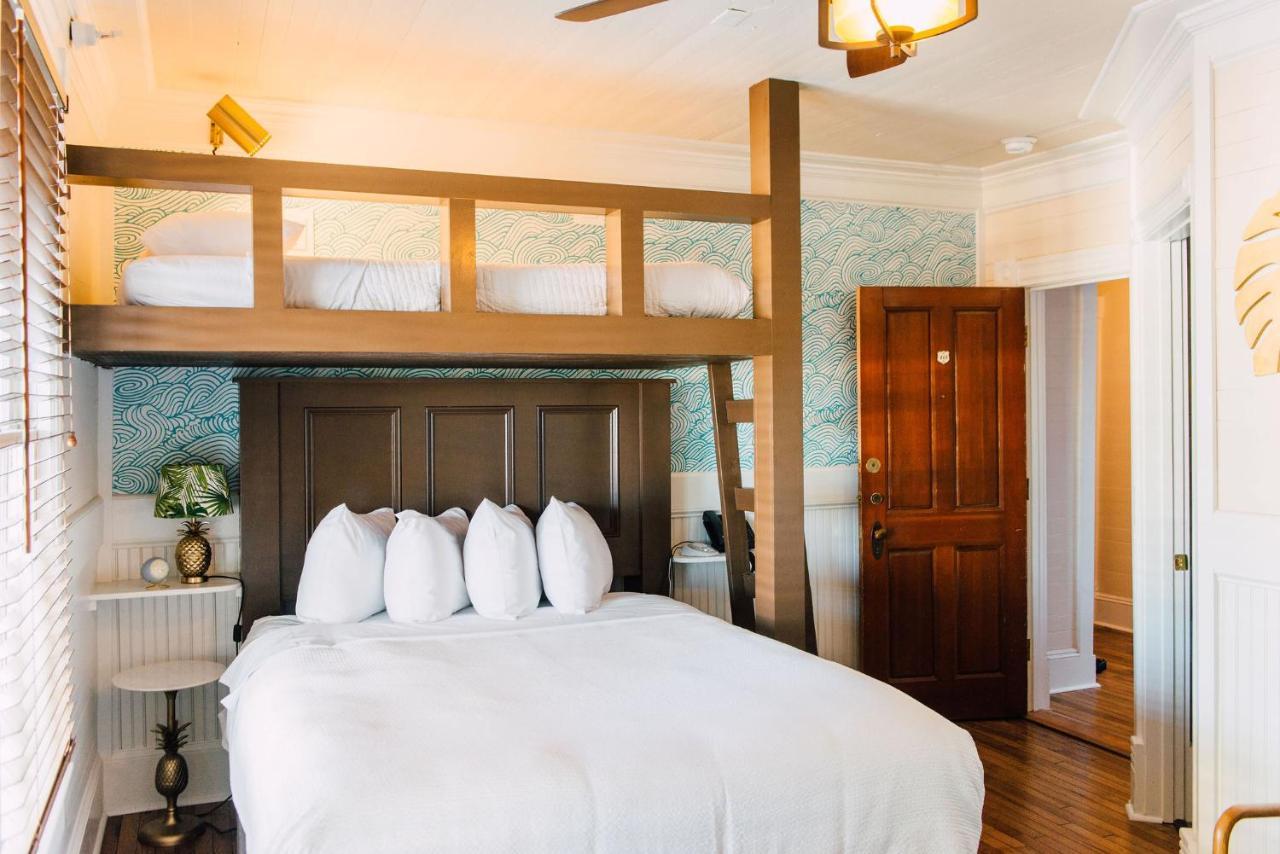 Family Room with Balcony,1083005656:JPEG