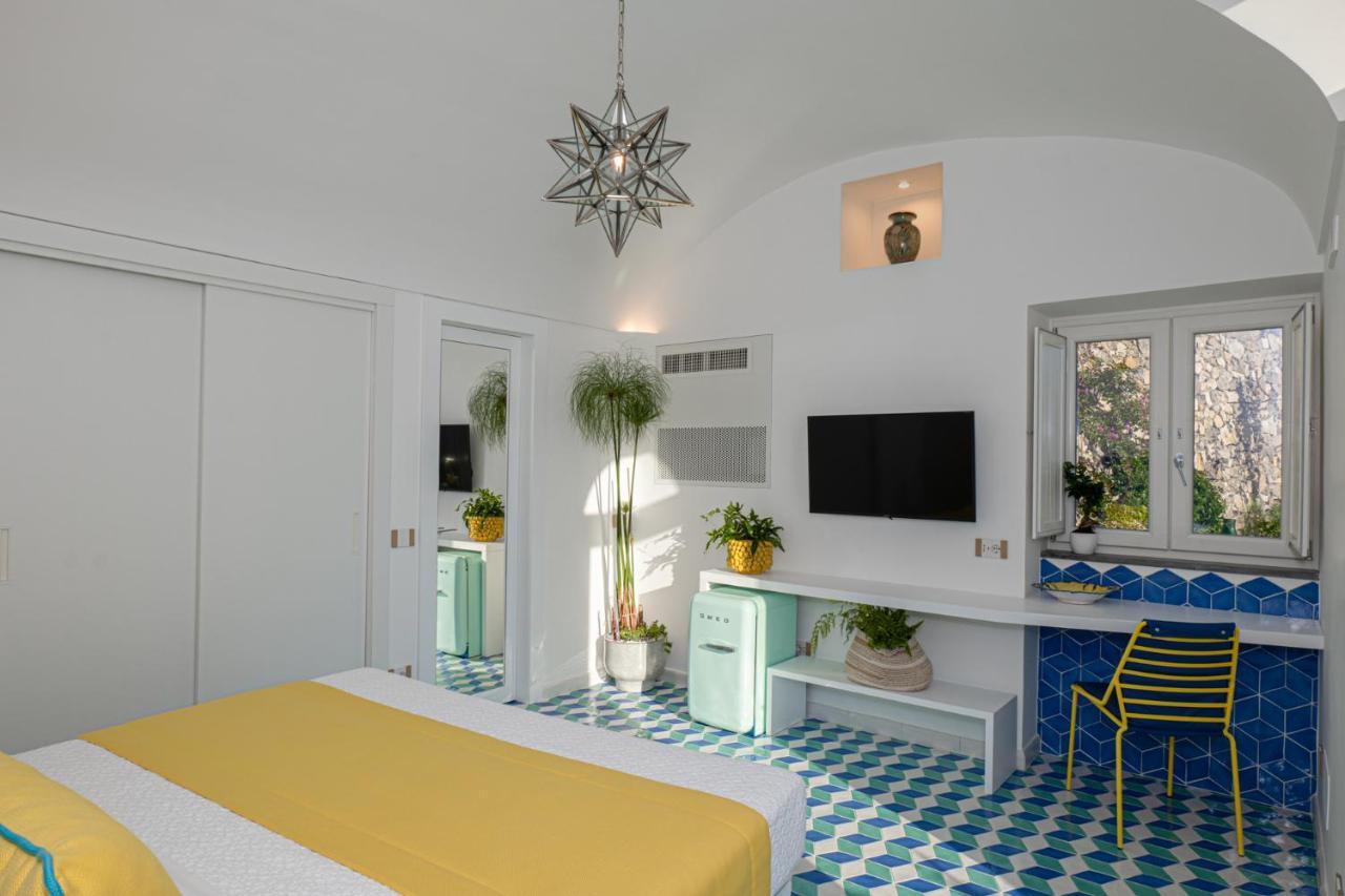 Deluxe Double Room with Balcony and Sea View