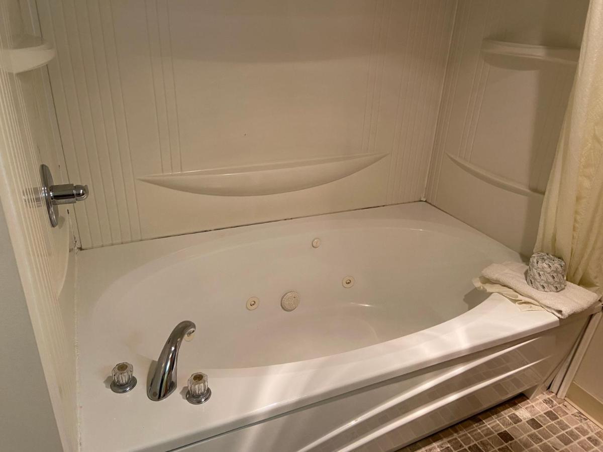 King Room with Whirlpool - Non-Smoking