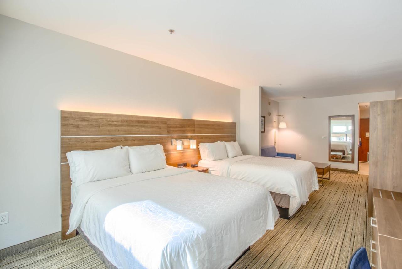 Queen Room with Two Queen Beds - Disability Access with Bath Tub