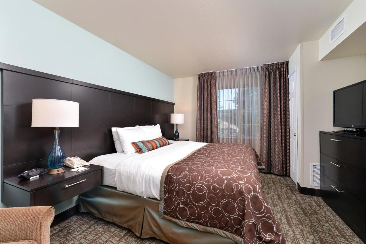 One Bedroom Queen Suite - Non-Smoking