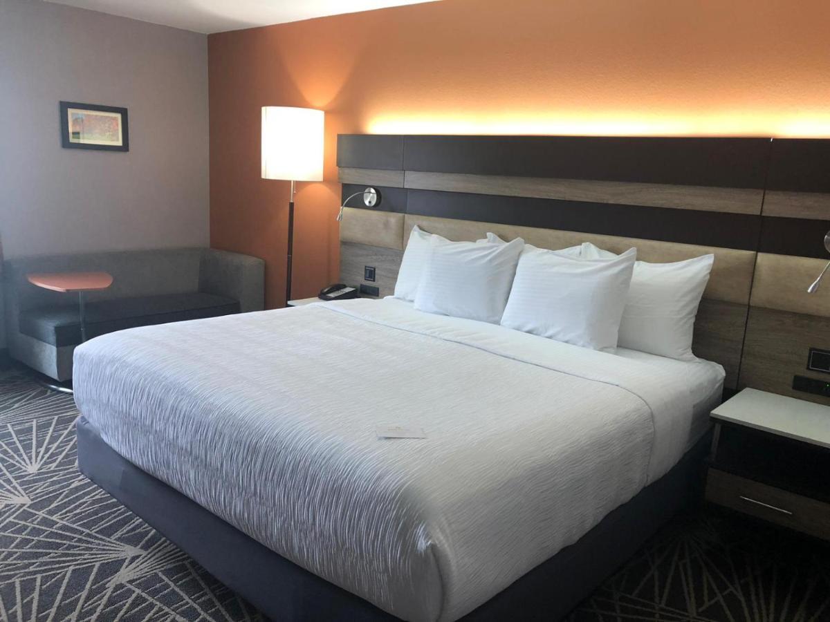 Deluxe King Room - Mobility Access/Non-Smoking