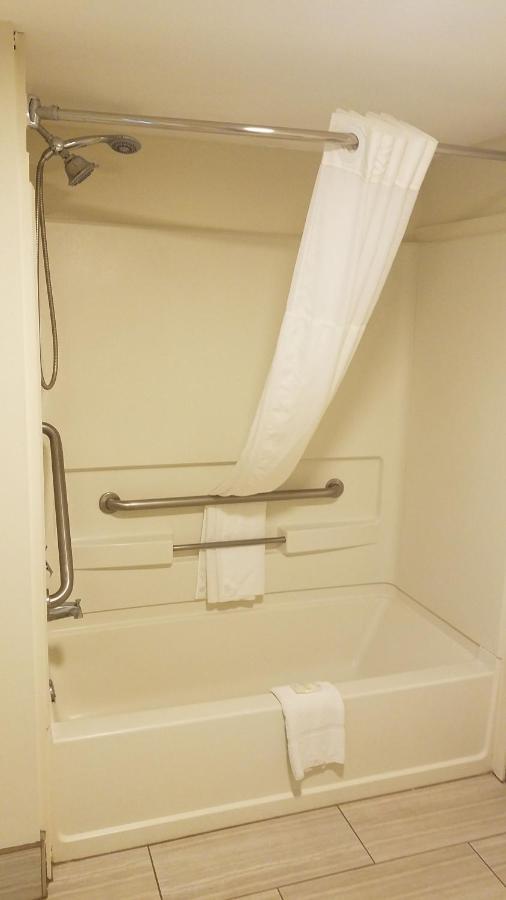 Queen Room - Accessible/Non-Smoking