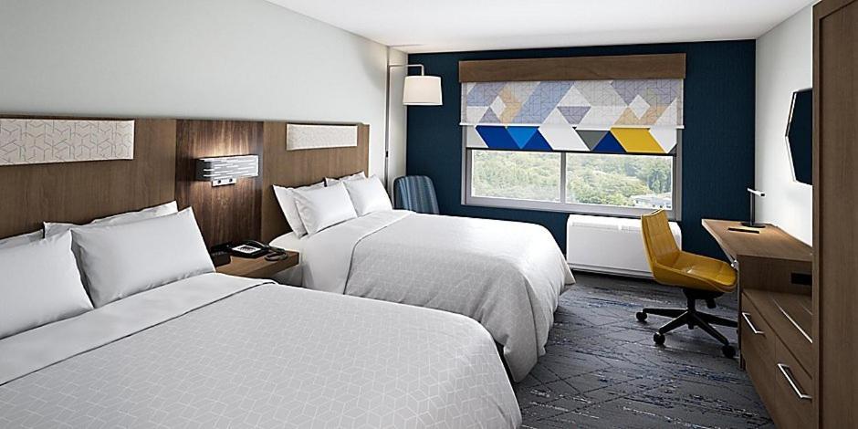 Queen Suite with Two Queen Beds - Mobility Accessible with Tub
