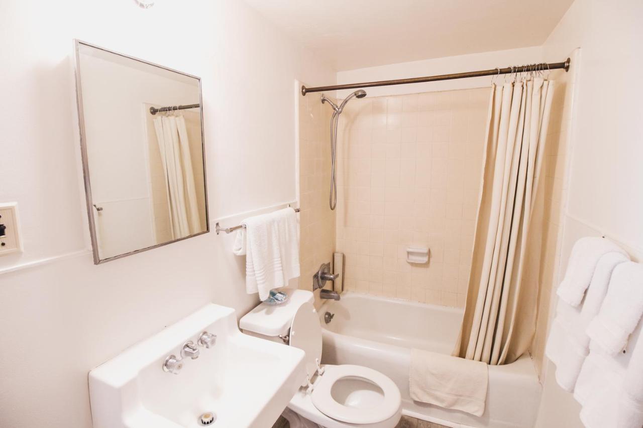 Deluxe Studio 2 Queens with Full Kitchen