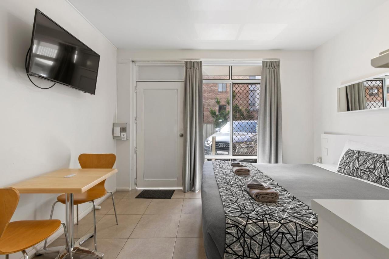 Small Budget Queen - Street Parking,1123322952:JPEG