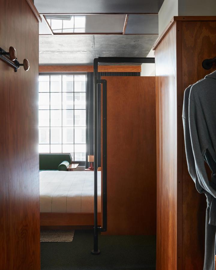 Queen,1263393172:JPEG