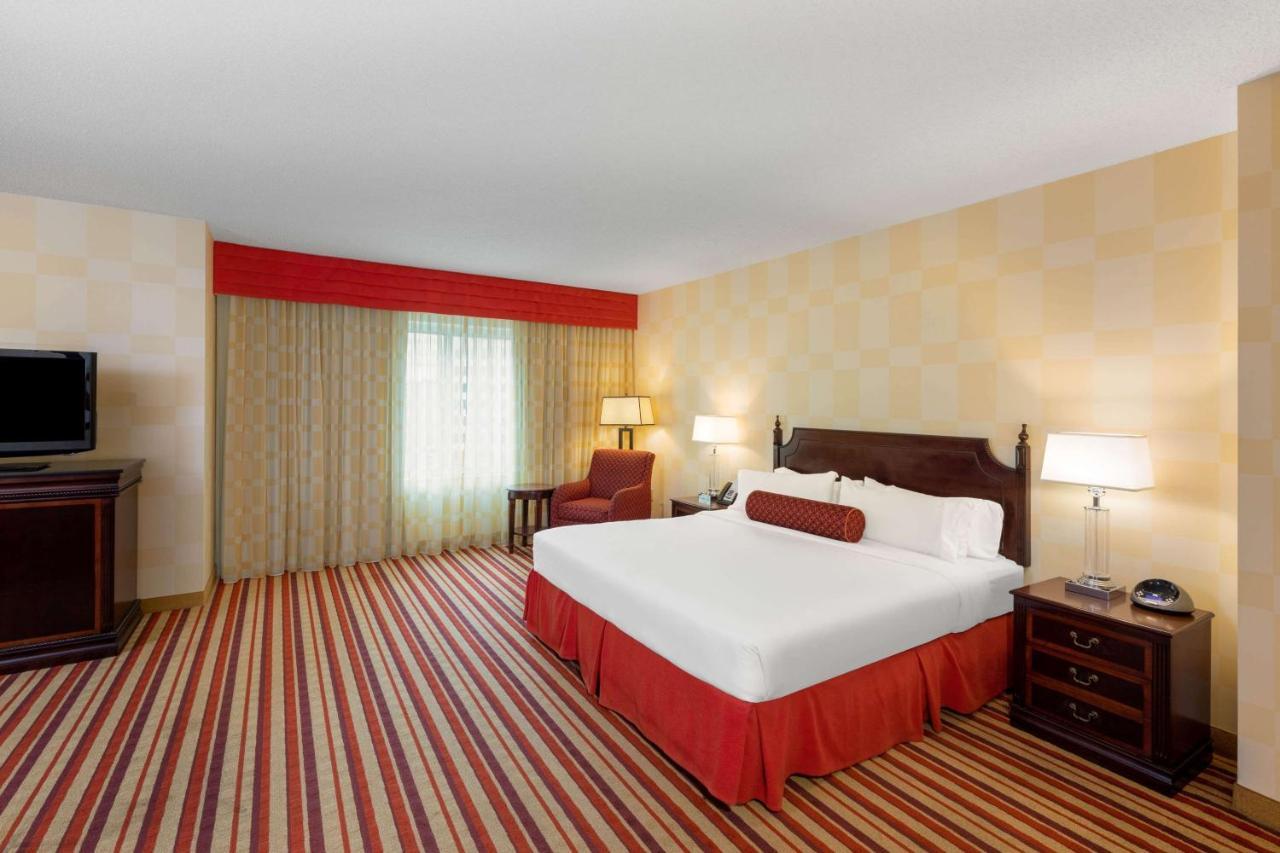 1 King Bed, One-Bedroom, Junior Suite, Club Floor, Non-Smoking