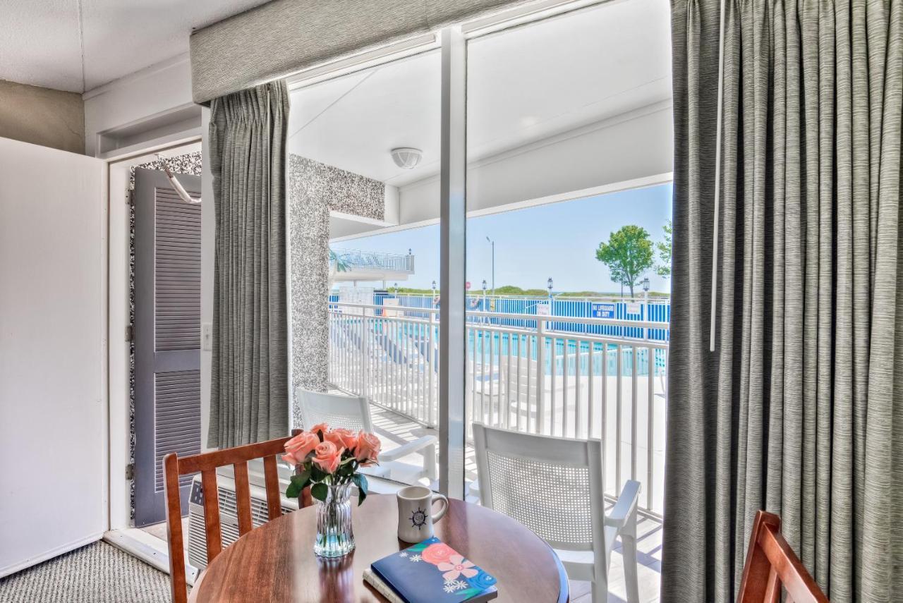 Double Room with Pool View,1129279656:JPEG