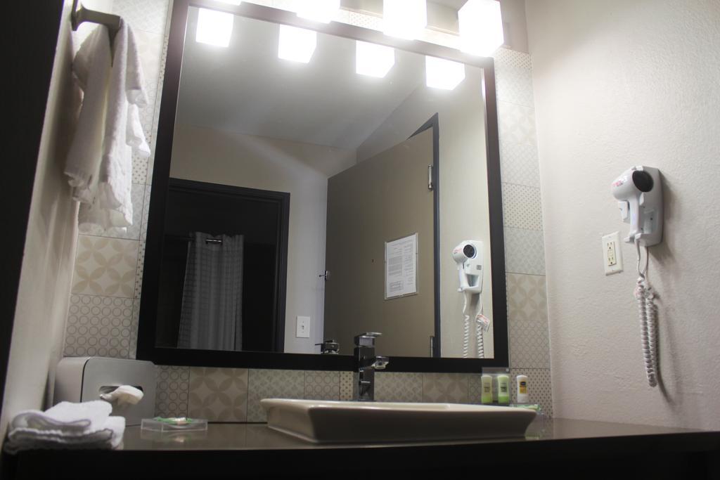 King Room with Roll-in Shower - Disability Access/Non-Smoking