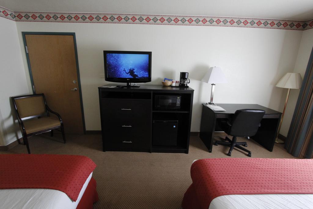 Queen Room with Two Queen Beds - Non-Smoking,142718532:JPEG