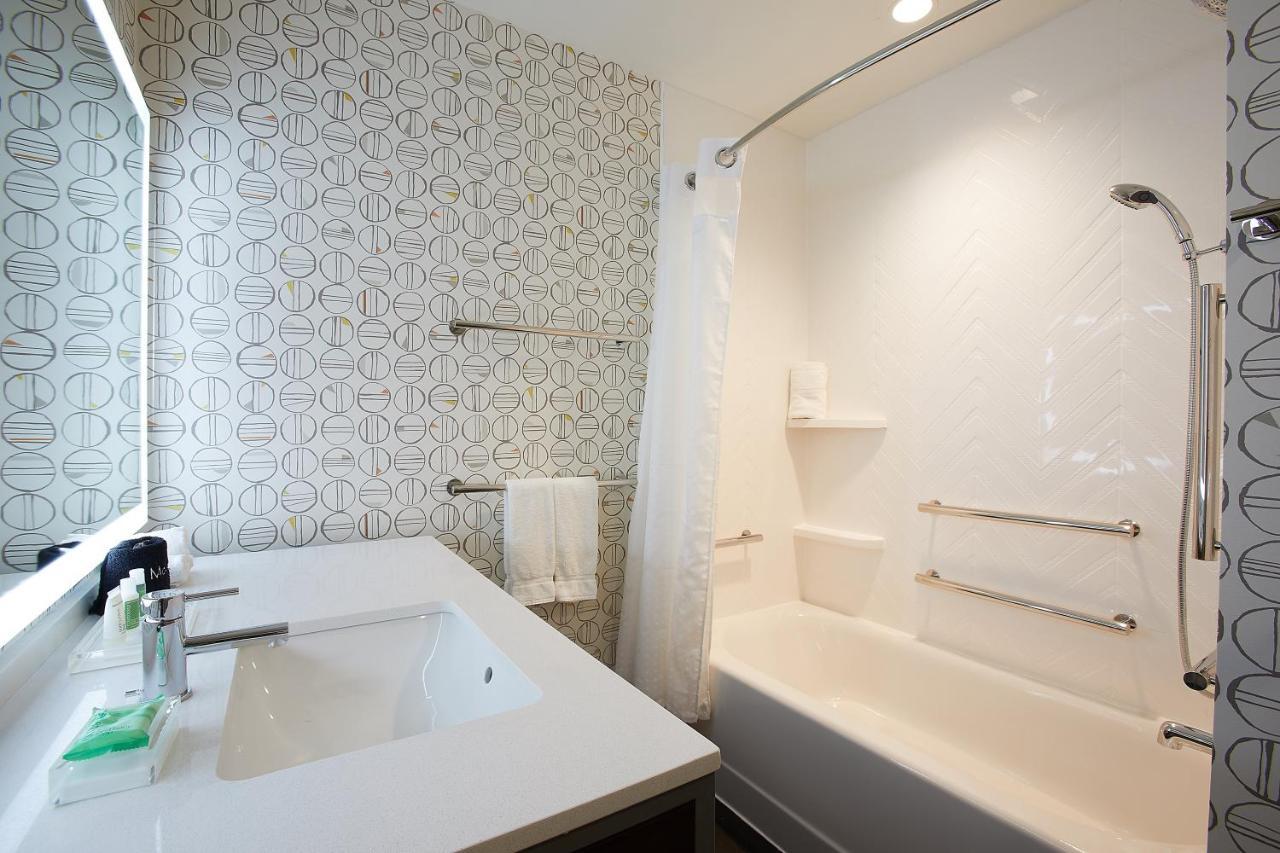 Standard Queen Room with Two Queen Beds and Mobility Accessible Tub