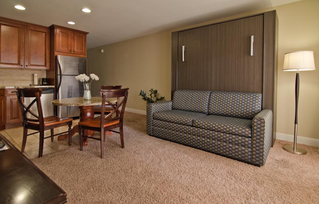 Ocean Front Condo with Queen Bed and a kitchen,113574323:JPEG