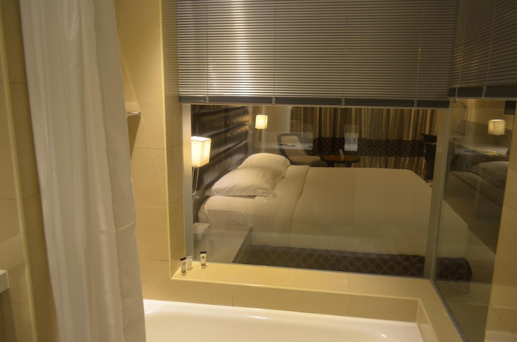 Deluxe King Room (with glass Bathroom and Bathtub)