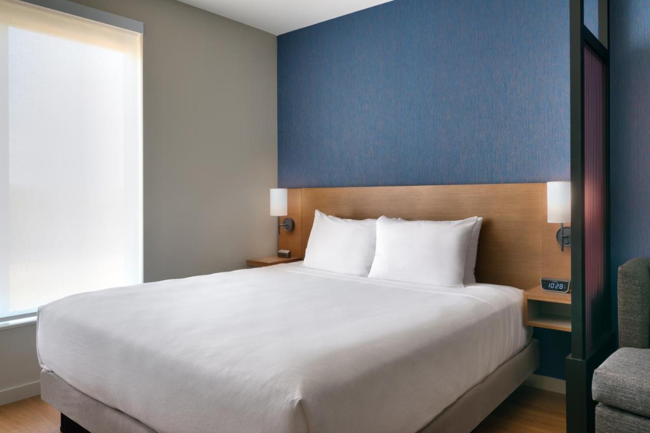 King Room with Sofa Bed and Roll-In Shower - Disability Access,1136162735:JPEG