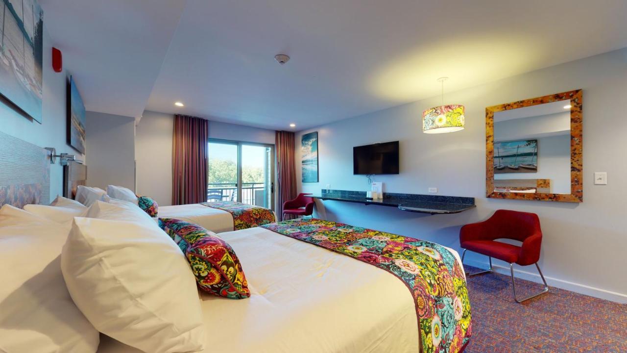 Two-Bedroom Suite with Three Queen Beds,1138299301:JPEG