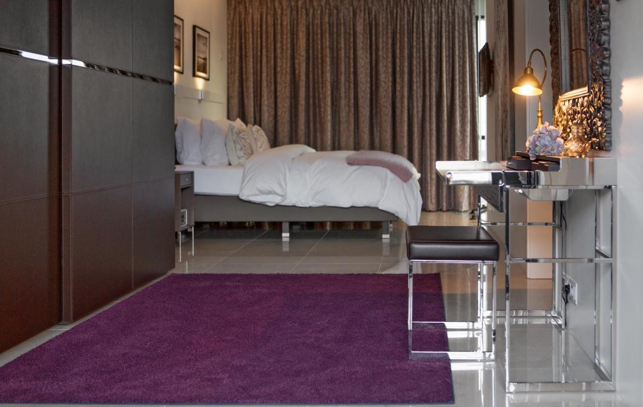 Deluxe One-Bedroom Suite with Balcony,1143553405:JPEG