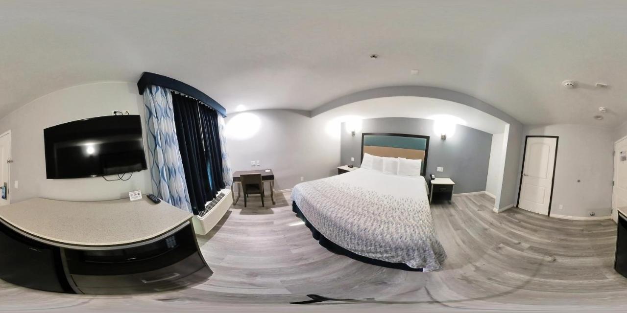 Queen Room with Roll-In Shower - Mobility Accessible/Non-Smoking