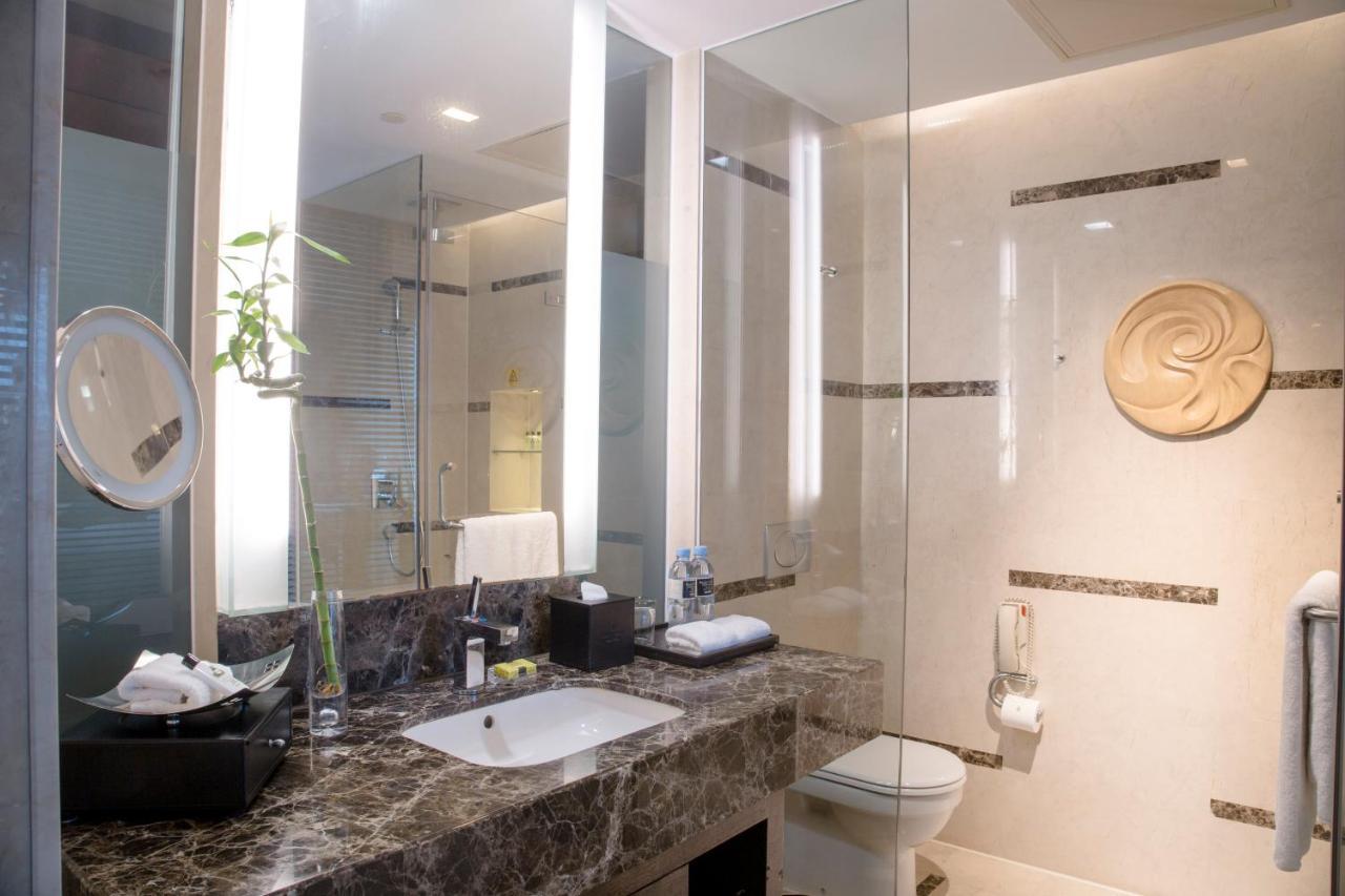 One-Bedroom King Suite with Ocean View Including Club Lounge benefits (afternoon tea and evening cocktails) + first round mini bar